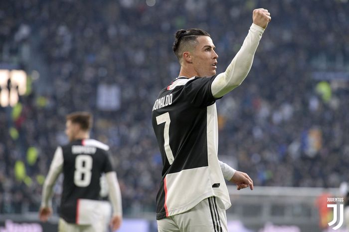 Megabintang Juventus, Cristiano Ronaldo, merayakan gol yang dicetak ke gawang Cagliari dalam laga Liga Italia di Allianz Stadium, Senin (6/1/2020).