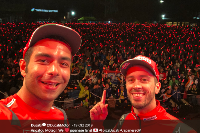 Pembalap Ducati Corse, Danilo Petrucci (kiri) dan Andrea Dovizioso (kanan) saat melakukan jumpa penggemar jelang GP Japan.