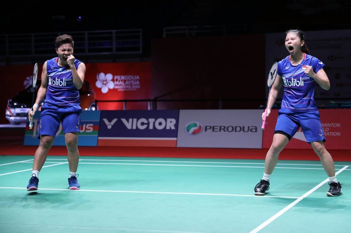 Pasangan ganda putri Indonesia, Greysia Polii/Apriyani Rahayu, bereaksi setelah memastikan diri ke babak kedua Malaysia Masters 2020 di Axiata Arena, Bukit Jalil, Selasa (7/1/2020).