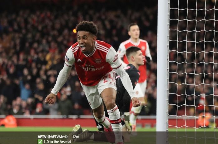 Ekspresi Reiss Nelson usai menjebol gawang Leeds United pada laga babak ketiga Piala FA di Stadion Emirates, Senin (6/1/2020).