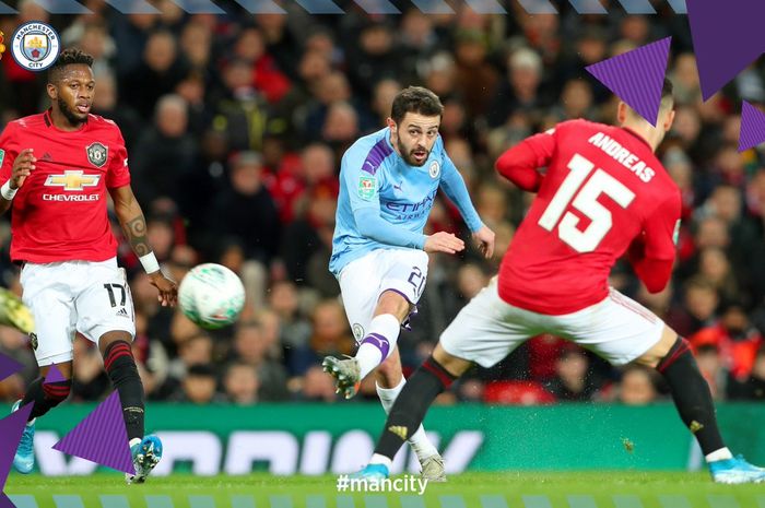 Penyerang Manchester City, Bernardo Silva (tengah), mencetak gol ke gawang Manchester United dalam laga leg pertama semifinal Piala Liga Inggris di Stadion Old Trafford, Selasa (7/1/2020).