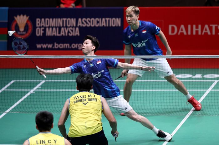 Pasangan ganda putra Indonesia, Marcus Fernaldi Gideon/Kevin Sanjaya Sukamuljo, saat menjalani laga melawan wakil Taiwan, Lin Chia Yu/Yang Ming-Tse, pada babak kesatu Malaysia Masters 2020.