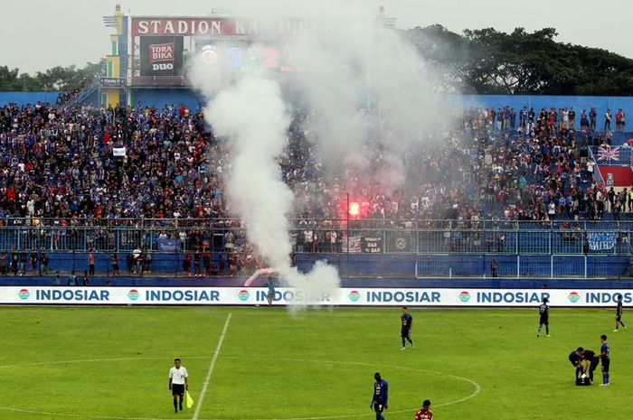 Pertandingan sampat terhenti karena ulah oknum  suporter Arema FC yang menyalakan flare saat pertandingan melawan Bali United di Pekan 33 Liga 1 2019 yang berakhir dengan skor 3-2 di Stadion Kanjuruhan Kabupaten Malang, Jawa Timur, Senin (16/12/2019) sore.