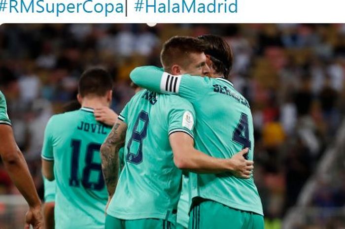 Gelandang Real Madrid, Toni Kroos, berpelukan dengan Sergio Ramos usai membobol gawang Valencia dalam laga semifinal Piala Super Spanyol di Stadion King Abdullah Sports City, Rabu (8/1/2020).