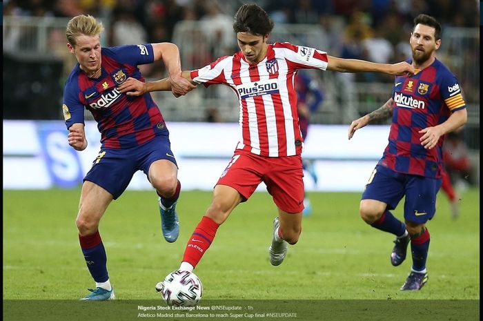 Joao Felix (tengah) berlaga dalam duel semifinal Piala Super Spanyol antara Barcelona kontra Atletico Madrid di King Abdullah Sports City, Jeddah, 9 Januari 2020.