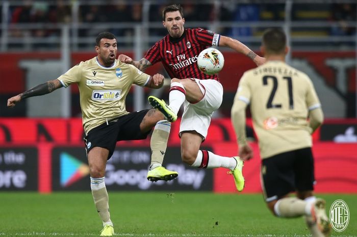 Striker SPAL, Andrea Petagna terlibat perebutan bola dengan kapten AC Milan, Andrea Romagnoli pada laga di Liga Italia.