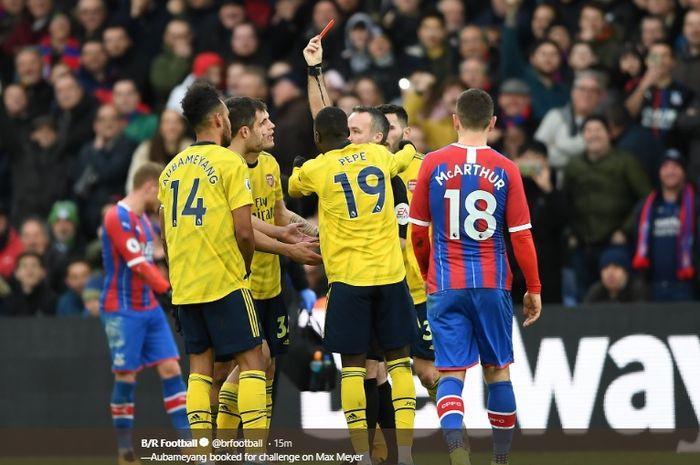 Pierre-Emerick Aubameyang  saat menerima kartu merah usai sebelumnya melakukan tekel horor kepada pemain Crystal Palace, Max Meyer pada pertandingan pekan ke-22 Liga Inggris, Sabtu (11/1/2020).