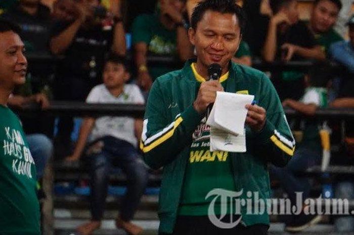 Presiden Persebaya Surabaya, Azrul Ananda, dalam laga persahabatan Bajul Ijo kontra Persis Solo di Stadion Gelora Bung Tomo, Surabaya, Sabtu (11/1/2020).