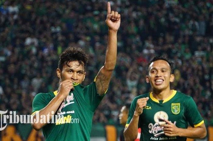 Osvaldo Haay melakukan selebrasi dengan mencium logo Persebaya di jerseynya seusai cetak gol ke gawang Persis Solo di Stadion Gelora Bung Tomo, Sabtu (11/1/2020).