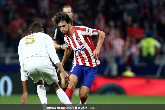 Striker Atletico Madrid, Joao Felix (Kanan) ketika berhadapan dengan bek Real madrid, Raphael Varane.