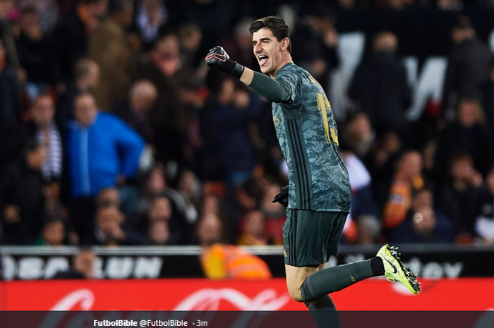 Penjaga gawang Real Madrid, Thibaut Courtois, merayakan keberhasilannya menepis dua penalti di babak adu penalti laga final Piala Super Spanyol, Senin (13/1/2020) dini hari.