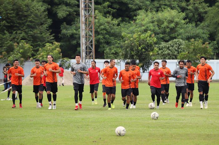 Sejumlah pemain Persija Jakarta saat mengikuti sesi latihan perdana di Lapangan PSAU Sutasoma Halim Perdanakusuma, Jakarta Timur, Senin (13/1/2020). Latihan perdana tersebut guna menyongsong Liga 1 2020. Tribunnews/Jeprima 