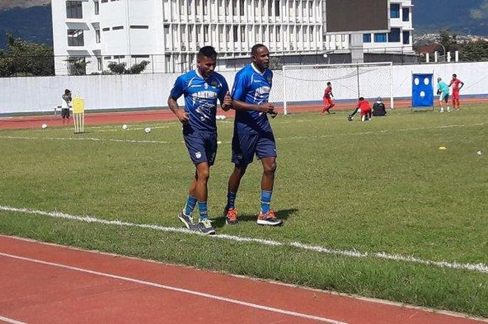 Calon pemain asing Persib Bandung, Wander Luiz dan Joel Vinicius, sudah ikut berlatih di Stadion SPOrT Jabar Arcamanik pada Minggu (12/1/2020) sore. 