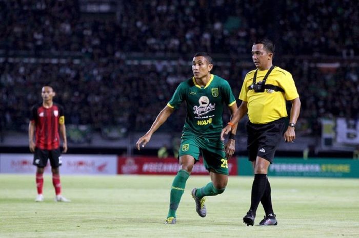 Tabrani, wasit yang memimpin laga Persebaya Surabaya Vs Persis Solo dibekali kamera GoPro di dada.