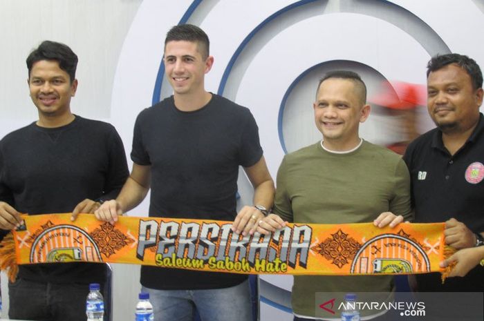 Presiden Persiraja, Nazaruddin Dekgam (dua dari kanan), memperkenalkan pemain asing eks timnas U-20 Brasil, Bruno Dybal (dua dari kiri), yang akan memperkuat klub tersebut di Liga 1 Musim 2020 di Stadion Harapan Bangsa, Banda Aceh, Minggu (12/1/2020).