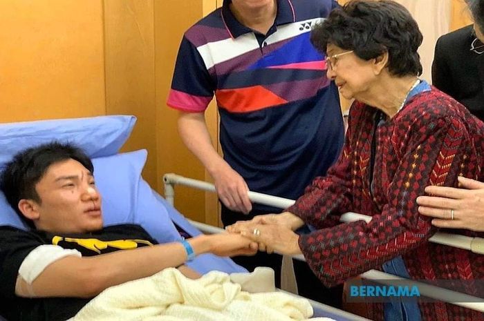 Pebulu tangkis tunggal putra nomor satu dunia asal Jepang, Kento Momota, terbaring di kasur pasien di Rumah Sakit Putrajaya, Malaysia, usai menjadi salah satu korban kecelakaan lalu lintas di Maju Expressway (MEX) dalam perjalanan menuju Bandara Internasional Kuala Lumpur, Senin (13/1/2020).