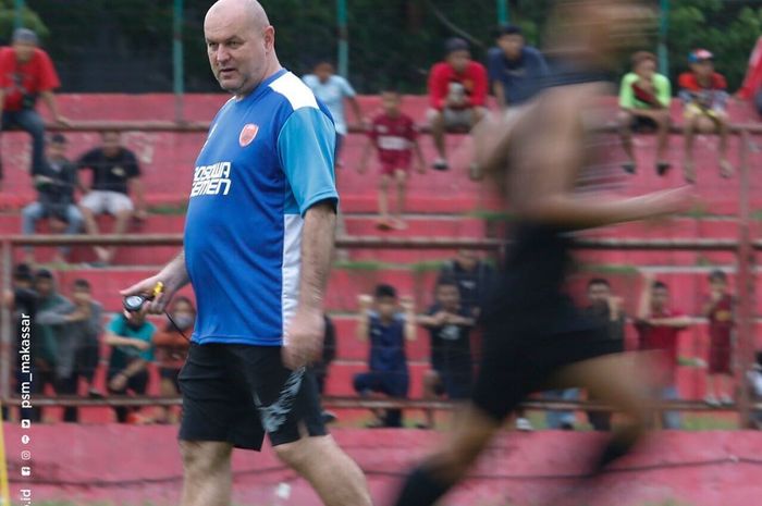 Pelatih PSM Makassar, Bojan Hodak, saat memimpin latihan tim di Stadion Andi Mattalatta, Makassar