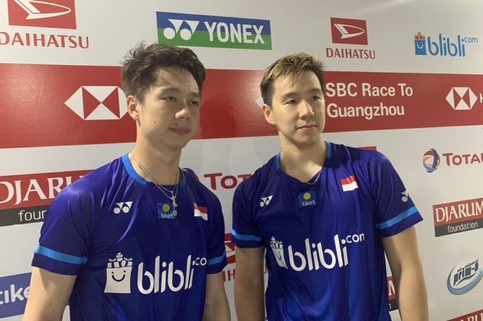 Ganda putra Indonesia, Kevin Sanjaya Sukamuljo (kiri) dan Marcus Fernaldi Gideon, berfoto usai laga Indonesia Masters 2020 di Istora Senayan, Jakarta, Kamis (16/1/2020)