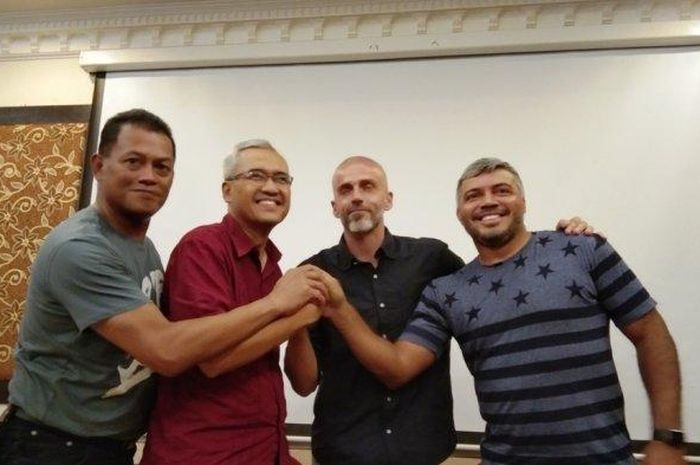 CEO PSS Sleman, Fatih Chabanto (dua kiri), berfoto bersama dengan pelatih anyar PSS Sleman, Eduardo Perez (dua dari kanan), didampingi, Listiyanto Rahardjo dan Danilo Fernando seusai jumpa pers, Rabu (15/1/2019) .