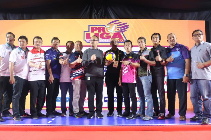 Tim peserta Proliga 2020 berpose setelah konferensi pers di Jakarta, Kamis (15/1/2020).