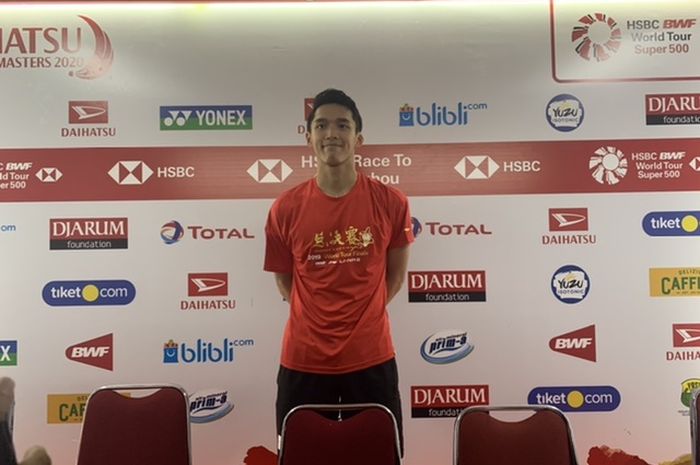 Pebulu tangkis tunggal putra Indonesia, Jonatan Christie, berfoto usai pertandingan 16 Besar Indonesia Masters 2020 di Istora Senayan, Jakarta, Kamis (16/1/2020). 