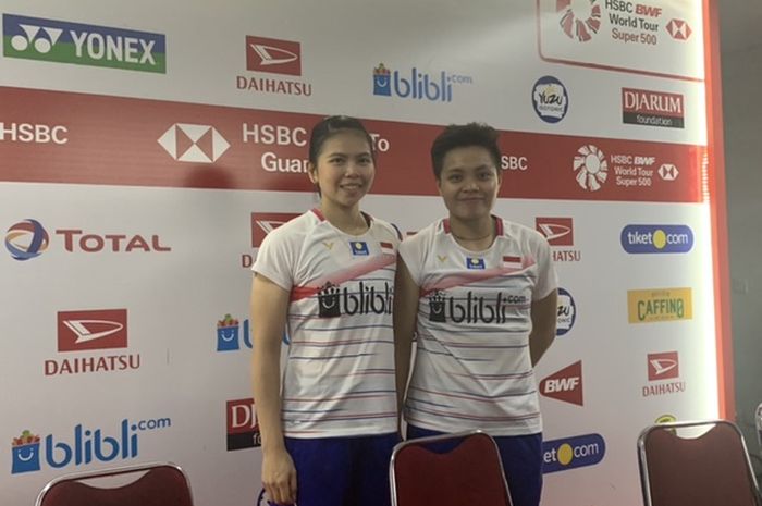 Ganda putri Indonesia, Greysia Polii/Apriyani Rahayu, berfoto usai pertandingan babak pertama Indonesia Masters 2020 di Istora Senayan, Jakarta, Rabu (15/1/2020).