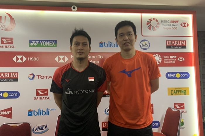 Pasangan ganda putra Indonesia, Mohammad Ahsan/Hendra Setiawan, berpose usai laga perempat final Indonesia Masters 2020, Jumat (17/1/2020) di Istora Senayan, Jakarta. 