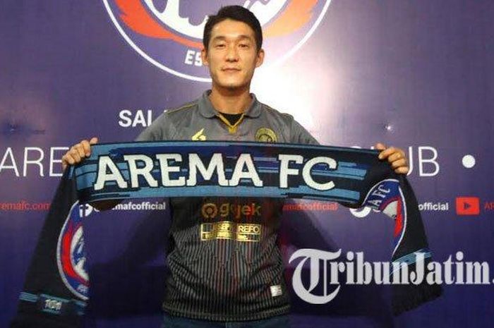 Gelandang asing Arema FC asal Korea Selatan Oh In Kyun saat diperkenalkan di Kantor Arema FC, Kamis (16/1/2020). 