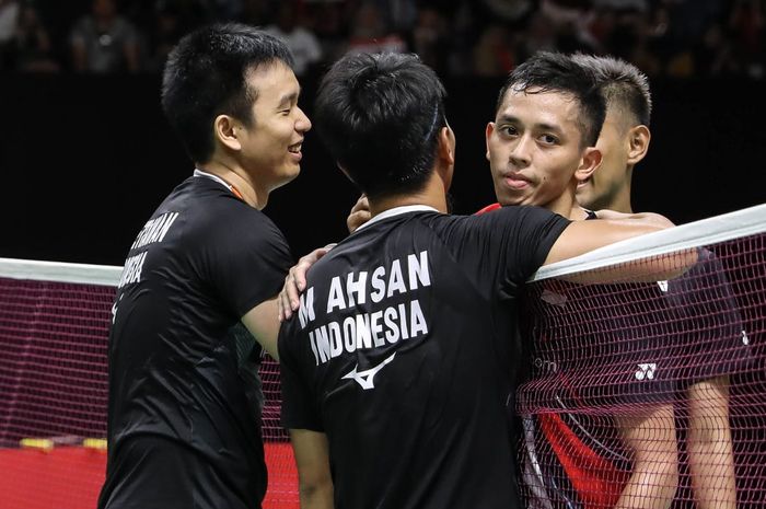 Pasangan ganda putra Indonesia, Mohammad Ahsan/Hendra Setiawan dan Fajar Alfian/Muhammad Rian Ardianto, bersalaman setelah laga final Indonesia Masters 2020 di Istora Senayan, Jakarta, Sabtu (18/1/2020).