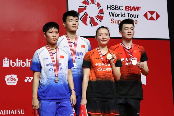 Pasangan ganda campuran China, Zheng Si Wei/Huang Ya Qiong (jersey orange/kanan) dan Wang Yi Lyu/Huang Dong Ping (kiri) di podium Indonesia Masters 2020 di Istora Senayan, Jakarta, Minggu (19/1/2020).