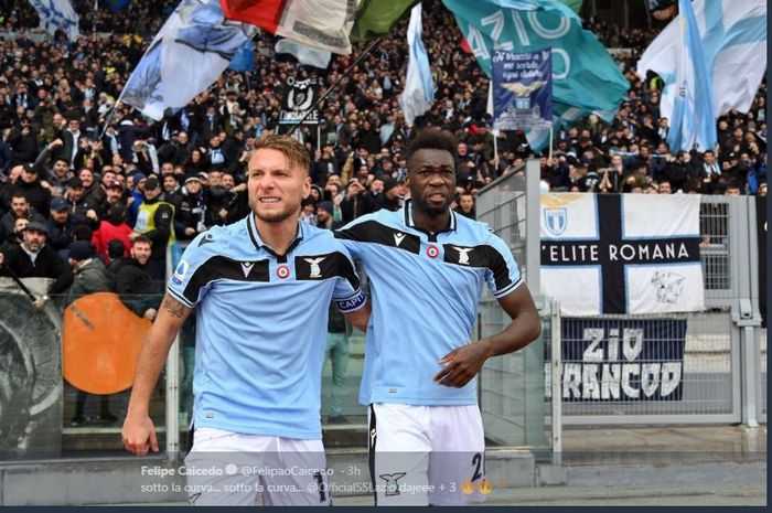 Ciro Immobile (kiri) dan Felipe Caicedo merayakan gol Lazio ke gawang Sampdoria di Stadio Olimpico, 18 Januari 2020.