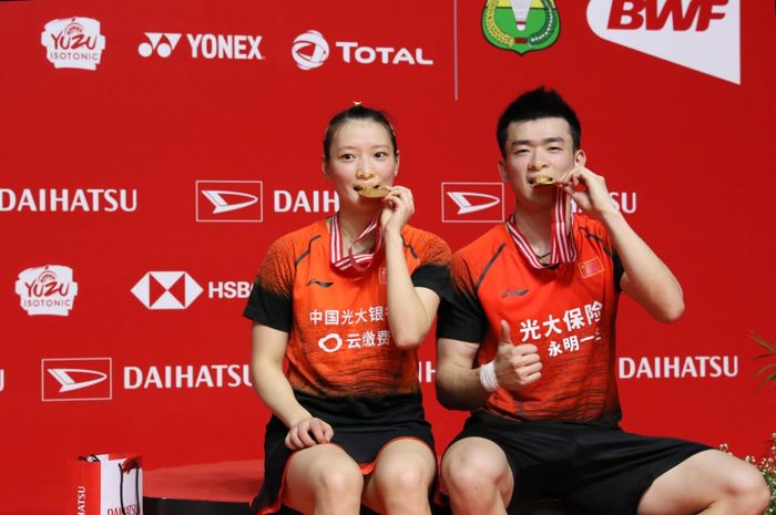 Pasangan ganda campuran China, Zheng Si Wei/Huang Ya Qiong, berpose dengan medali emas yang didapat setelah menjuarai Indonesia Masters 2020 di Istora Senayan, Jakarta, Minggu (19/1/2020).