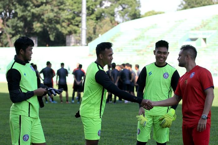 Pelatih kiper musim 2020 Felipe Americo berkenalan dengan 3 kiper Arema FC Kartika Ajie, Andryas Francisco dan Utam Rusdiana (kanan-kiri) pada latihan perdana di Stadion Gajayana Malang, Jawa Timur, Kamis (16/01/2020) sore.