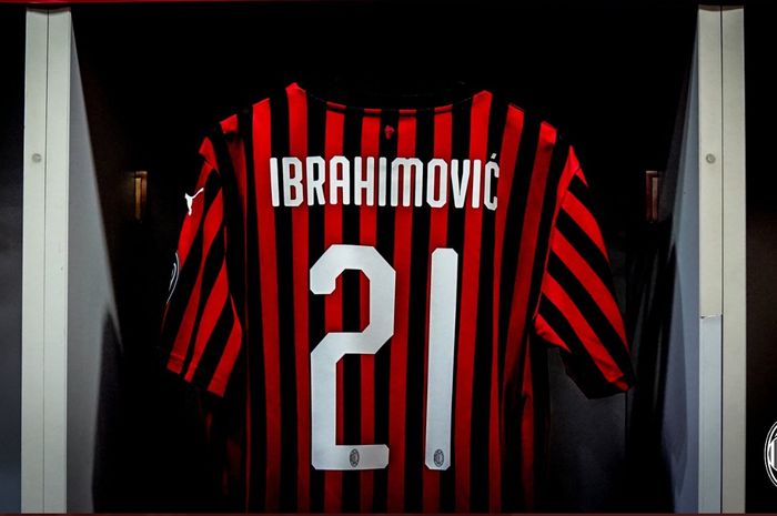 Kostum Zlatan Ibrahimovic di ruang ganti AC Milan di Stadion San Siro.