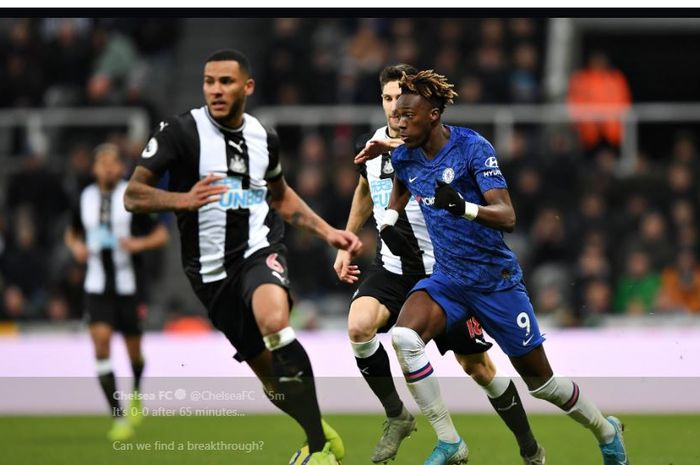 Striker Chelsea, Tammy Abraham, beraksi diadang pemain Newcastle United dalam laga Liga Inggris di St James' Park, 18 Januari 2020.