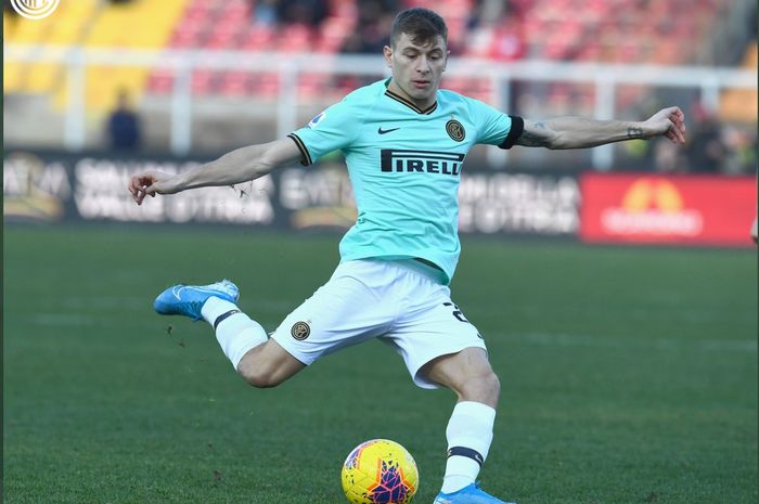 Aksi gelandang Inter Milan, Nicolo Barella, dalam laga melawan Lecce pada pekan ke-20 Liga Italia, Minggu (19/1/2020) di Via Del Mare.