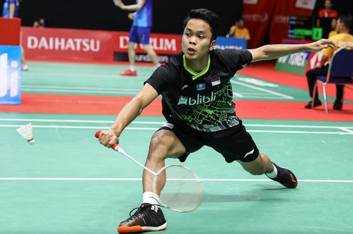 Pebulu tangkis tunggal putra Indonesia, Anthony Sinisuka Ginting, saat bertanding melawan Huang Yu Xiang (China) pada perempat final Indonesia Masters 2020.