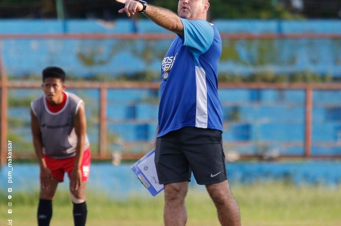 Pelatih PSM Makassar, Bojan Hodak, saat memimpin latihan tim di Stadion Andi Mattalatta, Makassar.