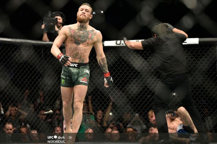 Aksi Conor McGregor saat melawan Donald Cerrone pada UFC 246, Minggu (19/1/2020)