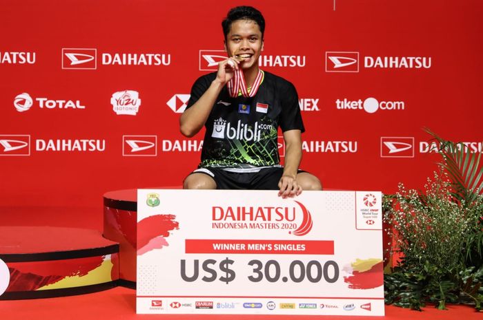 Pebulu tangkis tunggal putra Indonesia, Anthony Sinisuka Ginting, berpose setelah meraih gelar juara Indonesia Masters 2020 di Istora Senayan, Jakarta, Minggu (19/1/2020). Indonesia memboirong tiga gelar juara pada turnamen level World Tour Super 500 itu.