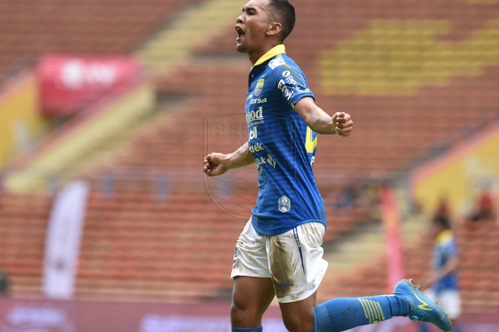 Selebrasi penyerang anyar Persib Bandung, Beni Oktovianto, setelah berhasil membobol gawang Hanoi FC dalam Asia Challenge 2020. Maung Bandung sendiri berhasil menang 2-0 atas sang lawan di Stadion Shah Alam, Selangor, Malaysia.