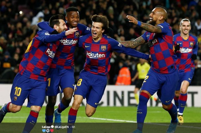 Para pemain Barcelona merayakan gol tunggal kemenangan Barcelona yang dicetak Lionel Messi ke gawang Granada pada pertandingan Liga Spanyol, Minggu (19/1/2020).