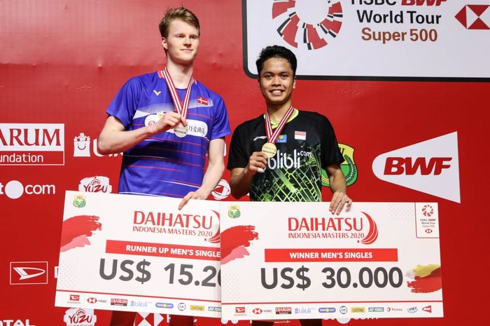 Pebulu tangkis tunggal putra Indonesia, Anthony Sinisuka Ginting, berpose di atas podium bersama Anders Antonsen (Denmark) usai menjalani laga final Indonesia Masters 2020 di Istora Senayan, Jakarta, Minggu (19/1/2020).