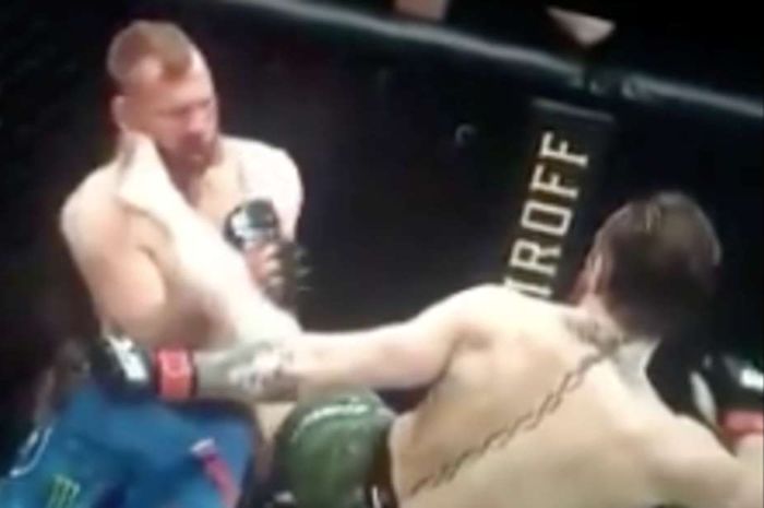 Tendangan super brutal McGregor ke Danield Cerrone