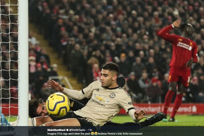 Gelandang serang Manchester United, Andreas Pereira, nyaris mencetak gol ke gawang Liverpool pada pertandingan di Stadion Anfield, Minggu (19/1/2019).