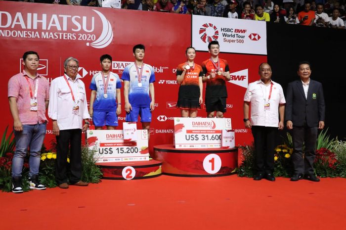 Pasangan ganda campuran China, Zheng Si Wei/Huang Ya Qiong (jersey oranye-hitam) dan Wang Yi Lyu/Huang Dong Ping, di podium Indonesia Masters 2020 di Istora Senayan, Jakarta, Minggu (19/1/2020).