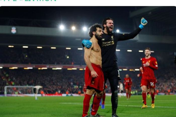 Penyerang Liverpool, Mohamed Salah (kiri), melakukan selebrasi bersama Alisson Becker, seusai laga Liga Inggris melawan Manchester United di Stadion Anfield, Minggu (19/1/2020).