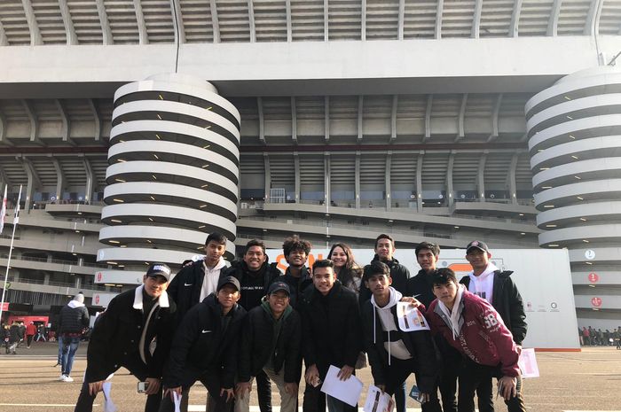 Skuat Garuda Select menyaksikan pertandingan AC Milan Vs Udinese di San Siro.