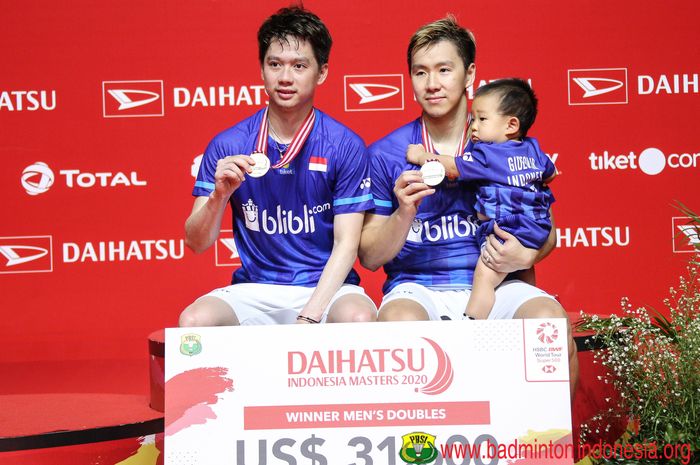 Pasangan ganda putra Indonesia, Marcus Fernaldi Gideon/Kevin Sanjaya Sukamuljo, berpose di podium seusai menjuarai Indonesia Masters 2020 di Istora Senayan, Jakarta, Minggu (19/1/2020).