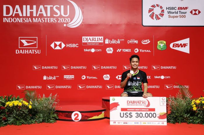 Pebulu tangkis tunggal putra Indonesia, Anthony Sinisuka Ginting, berpose setelah meraih gelar juara Indonesia Masters 2020 di Istora Senayan, Jakarta, Minggu (19/1/2020).